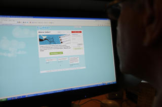 AVHENGIG: Twitter har blitt et sv�rt popul�rt nettsted. �n prosent av norske internettbrukere er avhengig av � v�re sosial p� nettet. Foto: Terje Bendiksby / SCANPIX