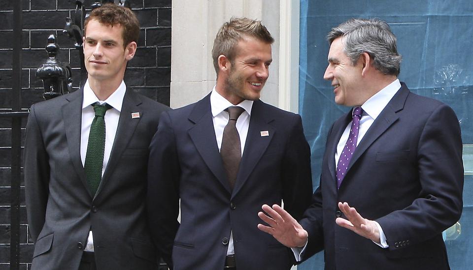 EN HJELPENDE BECKHAND: Andy Murray (t.v.) er inspirert av David Beckhams m�te � takle suksess p�. Hvis han ryker tidlig ut av Wimbledon, vil han nok f�rst og fremst f� samme behandling i pressen som statsminister Gordon Brown (t.h.).Foto: SCANPIX/REUTERS/Philip Hollis/Malaria No More UK/