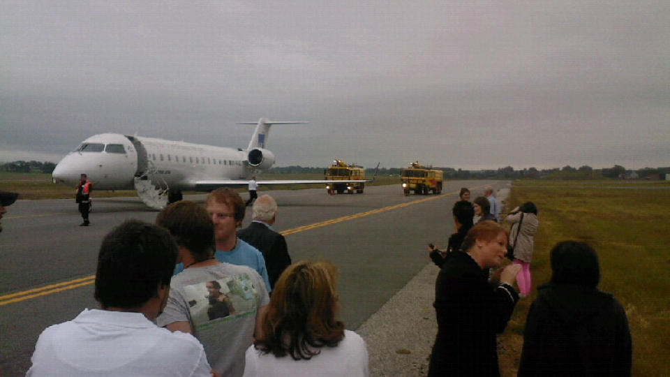 BR�BREMS:  Et SAS-fly med 49 passasjerer om bord m�tte br�bremse p� rullebanen p� Sola rett f�r avgang. MMS-foto: Leser
