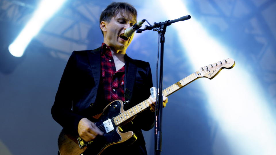 DET BLE DANS: Men Alex Kapranos var likevel ikke helt p� h�yden under mandagens konsert p� Hovefestivalen.  Foto: Tor Erik Schr�der / SCANPIX