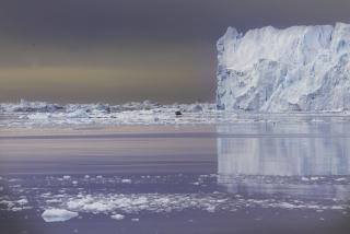 H�PER P� RIKDOM BAK ISEN: Gr�nland kan sitte p� enorme naturressurser, blant annet i form av olje. Dette bildet er fra Diskobukta p� Gr�nland, der isstr�mmen fra innlandsisen skaper enorme isfjell. Foto: Jan-Morten Bj�rnbakk, SCANPIX
