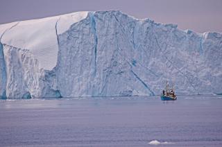 JAKT P� OLJE: Massive isfjell som kommer fra den mektige innlandsisen er en av utfordringene petroleumsindustrien st�r overfor n�r de skal lete etter olje utenfor Gr�nland. 
Foto: Jan-Morten Bj�rnbakk / SCANPIX