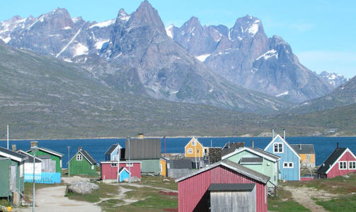KJETILS FJORD: Dette er byen Tasiusaq p� S�r-Gr�nland. P� gr�nlandsk, som n� er blitt det offisielle spr�ket, heter fjorden Tasermiut. Foto: Wikimedia commons