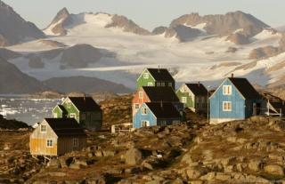 KULUSUK: I denne bygda p� �st-Gr�nland lever folk av jakt og fiske. Det bor rundt 300 her. Foto: WIKIMEDIA COMMONS