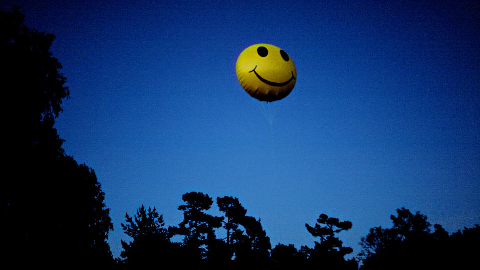 SMILTE TIL HOVE: Men n� er Bj�rn Bjarres kunstinstallasjon p� det sentrale festivaltorget s�kk borte. Foto: LARS EIVIND BONES