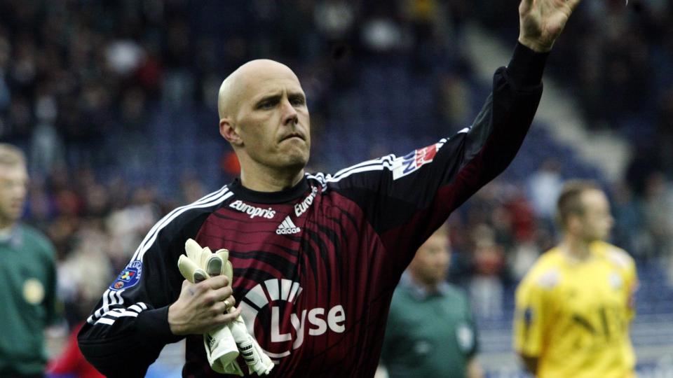 UNGDOM FOR OPPTATT AV � SITTE INNE: Frode Olsen vil ha ungdom opp av sofaen og ut p� fotballbanen.