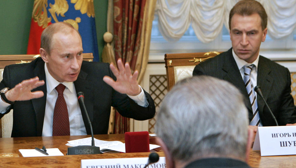 - GUD FORBY: F�rste visestatsminister Igor Shuvalov, til h�yre for Putin, ber til Gud om at ikke det russiske byr�kratiet eller domstolene har latt seg bruke ulovlig av Alfagruppen for � vinne over Telenor i kampen om makten i VimpelCom. Foto: Dmitrji Astakhov/AP