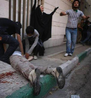 VOLD: En mann f�r f�rstehjelp p� gata i Teheran. Foto: REUTERS via Your View/Scanpix