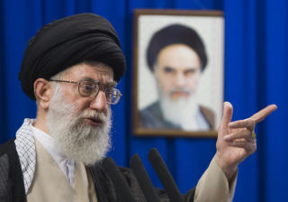VIL IKKE GI OMVALG: Irans �verste leder Ayatollah Ali Khamenei Foto: Morteza Nikoubazl/Reuters