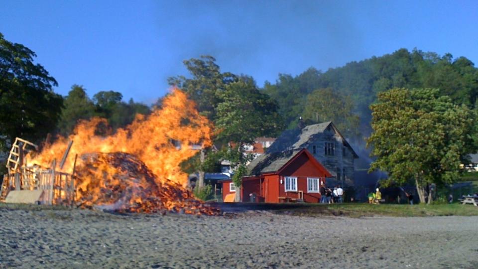 DRAMA UNDER ST. HANSFEIRING: Brannvesenet var raskt p� plass og fikk slukket brannen i Askvoll i Sogn og Fjordane. Gl�r fra et St. Hansb�l 60 meter unna var �rsaken til brannen. (FOTO: Lene Husab�)