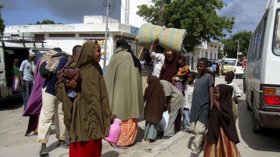 P� FLUKT: Etter at kampene mellom islamistiske oppr�rere og regjeringsstyrkene blusset opp igjen, har hundretusener av mennesker blitt drevet p� flukt.  REUTERS/Feisal Omar (SOMALIA CONFLICT POLITICS)