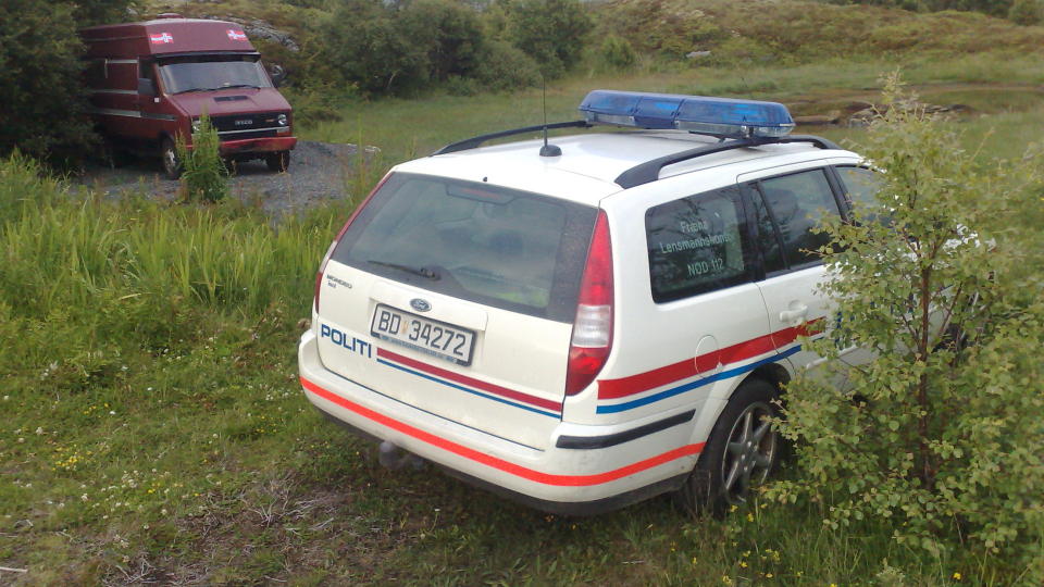AVSPERRET:  Politiet sperret i g�r kveld av strandomr�det mellom Vikan og Male p� Ytre Fr�na, der den 32 �r gamle kunsteren fra Molde ble funnet d�d og delvis nedgravd ved 20-tiden i kveld. Foto: BJ�RN BRUNVOLL, ROMSDALS BUDSTIKKE