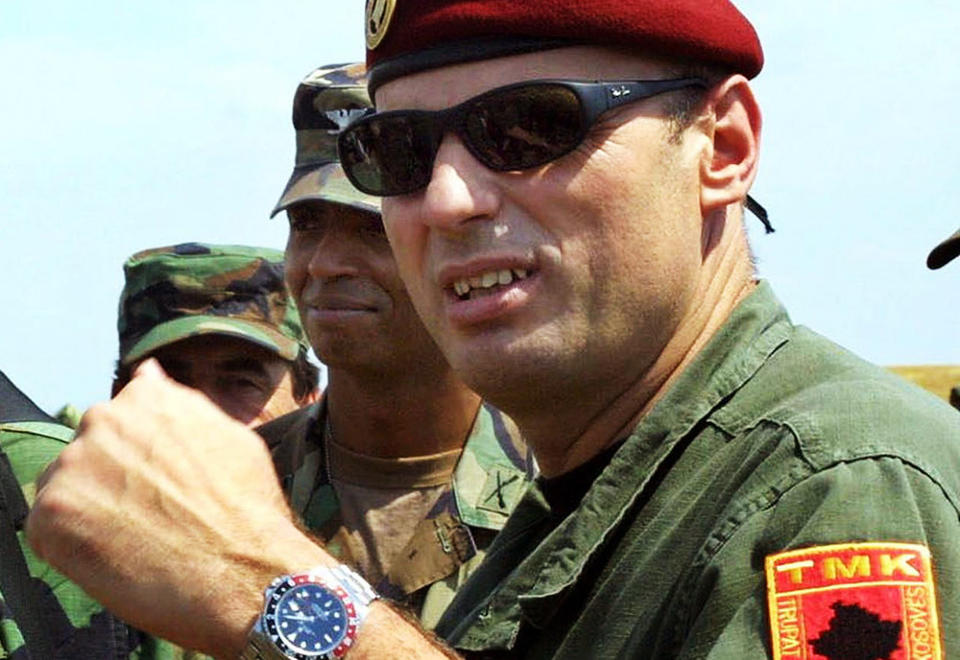 TATT: Amir Ceku, her i passiar med amerikanske soldater i Kosovo i 2001. Foto: ATTILA KISBENEDEK/AFP/SCANPIX