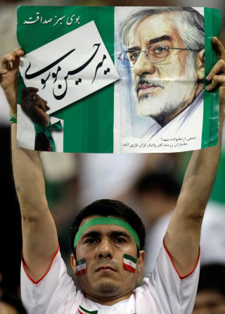 Iranske fotballfans tar ogs� med seg den politiske uroen til fotballarenaen. (Foto: AP Photo/Lee Jin-man)