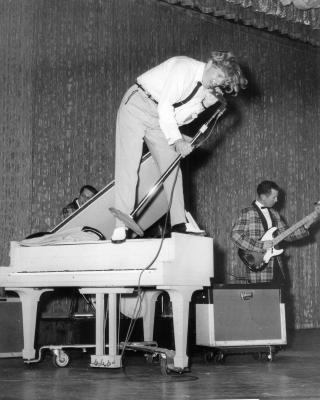TOK SELVSAGT SPEED: Jerry Lee Lewis mente det eneste imponerende med Elvis var at han tok dop Lewis ikke klarte � f� tak i. 
Arkivfoto:  SCANPIX