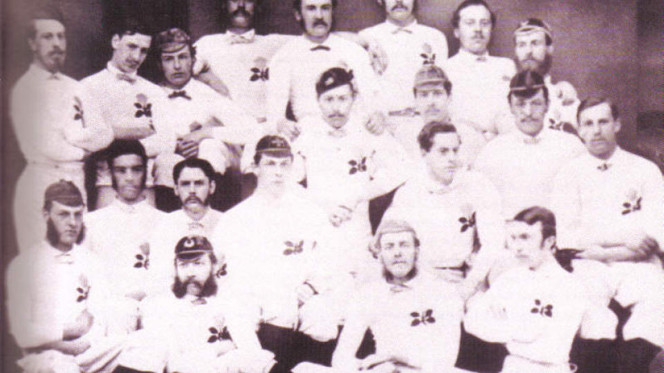 STARTEN: Den f�rste fotballandskampen ble spilt i Skottland i 1872. Da kom England p� bes�k. Dette bildet viser den f�rste engelske rugbytroppen fra �ret f�r, men stilen var nok ganske lik �ret etter. England stilte i en 1-2-7-formasjon, mens skottene spilte 2-2-6. Kampen endte 0-0...