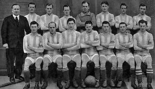 INNFØRTE DEN TREDJE BACKEN: Den legendariske Arsenal-manageren Herbert Chapman, her med sin tidligere klubb Huddersfield, skapte formasjonen W-M, som for første gang brukte tre mann i backrekka. INNFØRTE DEN TREDJE BACKEN: Den legendariske Arsenal-manageren Herbert Chapman, her med sin tidligere klubb Huddersfield, skapte formasjonen W-M, som for første gang brukte tre mann i backrekka.