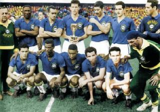 FLEKSIBLE: Brasil vant VM i Sverige i 1958, med en formasjon et sted mellom 4-2-4 og 4-3-3. Nøkkelen var vingen Mario Zagallo (nr. 2 fra høyre nederst), som la seg dypt og ble en ekstra midtbanespiller. FLEKSIBLE: Brasil vant VM i Sverige i 1958, med en formasjon et sted mellom 4-2-4 og 4-3-3. Nøkkelen var vingen Mario Zagallo (nr. 2 fra høyre nederst), som la seg dypt og ble en ekstra midtbanespiller.