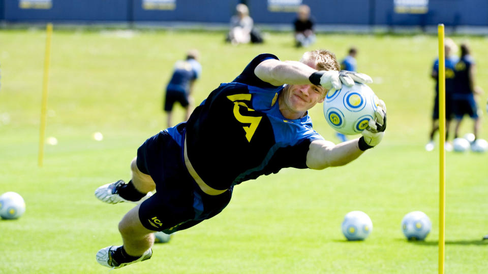 M�LSKIVE: Svenskenes U21-keeper og Lyns sisteskanse, Johan Dahlin, ble truffet av flere gjenstander fra Serbia-svingen. Foto: AFP