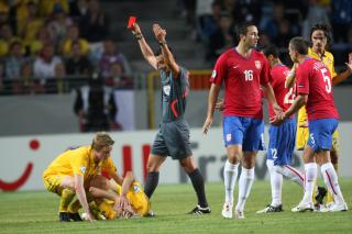 UTVIST: De serbiske spillerne ble ikke roligere etter at Nenad Tomovic ble utvist rett f�r pause. Foto: EPA