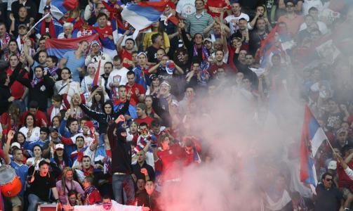 HEIT STEMNING: De serbiske supporterne bak det ene m�let skapte h�y temperatur i Malm�. Foto: REUTERS