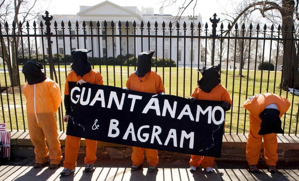 PROTEST: Her demonstreres det for stenging av fangeleirene ved Guantanamo og Bagram utenfor Det hvite hus i mars. N� avsl�rer BBC flere anklager om grov fangemishandling ved Bagram-leiren utenfor Kabul i Afghanistan - og Obama nekter � gi disse fangene like rettigheter som amerikansk h�yesterett har gitt fangene p� Guantanamo. Foto: REUTERS/Larry Downing/SCANPIX