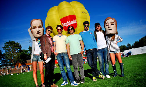 I VINDEN: Casiokids har f�tt mye oppmerksomhet i Storbritannia og Frankrike for sine to singler fra det kommende albumet. Her er hele bandet f�r ballong-avreise. Foto: P�L NORDSETH