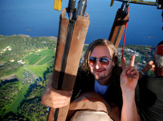 H�YT OPPE: Fredrik Vogsborg i Casiokids cirka 200 meter over Hovefestivalen. Foto: P�L NORDSETH