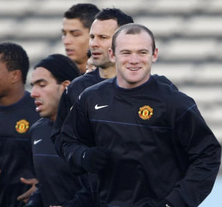 ANGREPSREKKE: Manchester United har vunnet b�de Premier League og Champions League uten en tradisjonell spiss. I stedet brukes fire allsidige angripere, gjerne Tevez, Ronaldo, Giggs og Rooney.Foto: REUTERS/SCANPIX