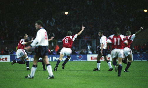 DRILLO-FOTBALL: Egil Olsen brakte begrepene �best uten ball� og �bakrom� inn i fotballvokabularet. Her har Kjetil Rekdal skutt Norge til 1-1 mot England p� Wembley i 1991. Drillo mente det var st�rre sjanse for � score n�r motstanderens keeper hadde ballen enn n�r egen keeper hadde den.Foto: ARNT E. FOLVIK