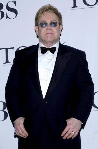 LAGET BEDRE MUSIKK OG TOK MER DOP: Elton John var annerledes p� 1970-tallet. Under en fest i LA l�d rapportene at han tok seks valium, hoppet i sv�mmebassenget og ropte Jeg kommer til � d�. Foto: EPA/PETER FOLEY