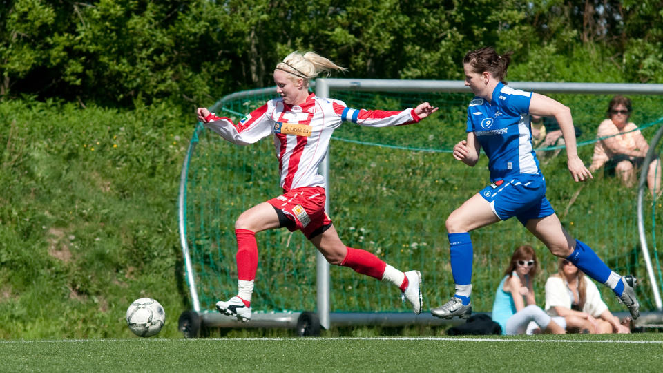 UNG OVERRASKELSE: Cecilie Pedersen (t.v.) spiller vanligvis for Avaldsnes i 2. divisjon. N� blir scenen st�rre n�r 18-�ringen blir med i landslagssjef Bjarne Berntsens tropp til EM i Finland.Foto: Thor H�konsen