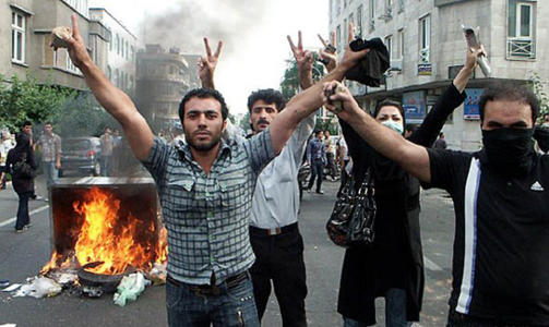 REDUSERT: Tilhengere av tapende presidentkandidat Mir Hossein Mousavi ute i Teherans gater. Siden valget 12. juni er tallet p� demonstranter g�tt fra en million til knapt noen tusen om dagen. Foto: REUTERS/Farhad Rajabali/news.gooya.com/SCANPIX
