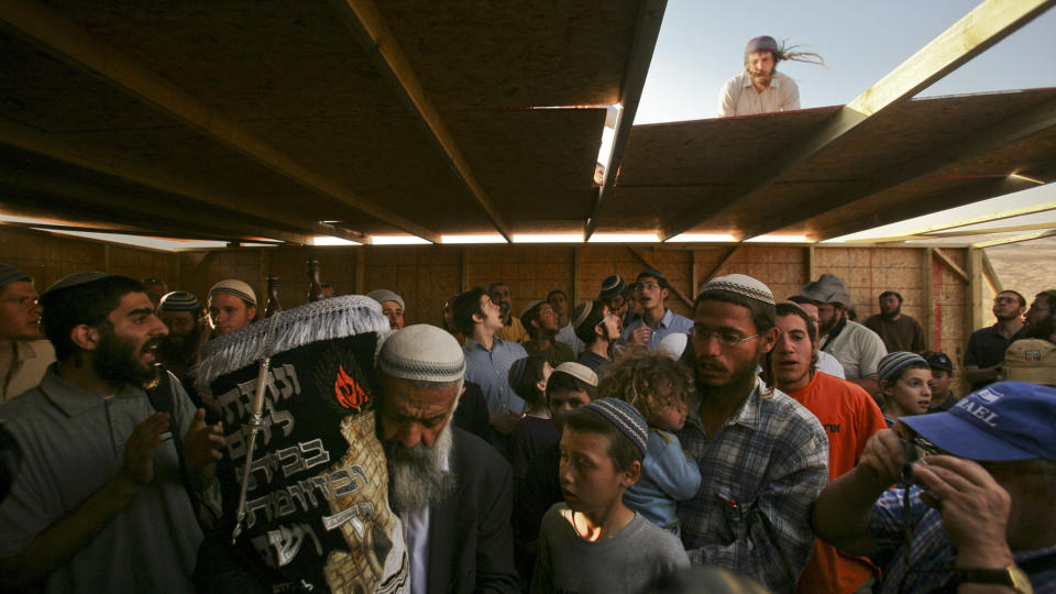INNFLYTTERE: Nybyggere i gang med � bygge synagoge i den ulovlige utposten Maoz Esther n�r Ramallah p� Vestbredden. Foto: AP/Dan Balilty/SCANPIX