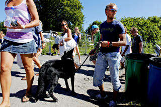 TAKLER MENGDER: Gordon er spesialist p� � snuse i folkemengder. Foto: LARS EIVIND BONES