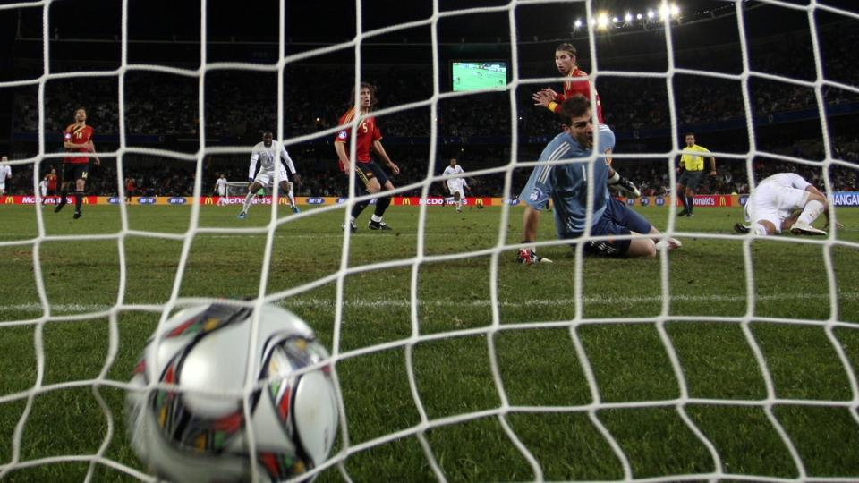 OVERRASKENDE TAP: Verdenseneren Spania og Iker Casillas m�tte se to baller i nettet for USA og dr�mmen om � tangere Brasils rekke forsvinne.Foto: AP