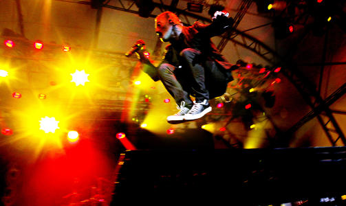 LUFTIGE SVEV:  Corey Taylor l� ikke p� latsiden. Foto: LARS EIVIND BONES