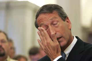 DEN UTRO EKTEMANNEN: S�r-Karolinas guvern�r Mark Sanford t�rker t�rer etter � ha innr�mmet forholdet til Maria Belen Chapur. Foto: AP Photo/Mary Ann Chastain