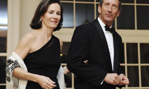 SKUFFET: Sanford og kona ved en tidligere anledning. De har n� separert seg, og i en uttalelse skriver hun at de har blitt enige om at Sanford ikke skal konkte henne eller barna. Foto: REUTERS/Jonathan Ernst