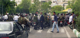 KAMPER: Politi, paramilit�re og demonstrantene m�ttes i gatene i Iran. Dette bilder er tatt tidligere, da det er presseforbud i Teheran. Foto: AFP PHOTO/ALI NAZANIN/Scanpix