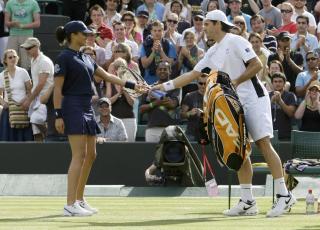 SNARR�DIG: Uten motspiller utstyrte Tommy Haas balljenta Chloe Chambers med en racket og vekslet noen baller med henne til Wimbledon-publikummets forn�yelse.Foto: SCANPIX/REUTERS/Stefan Wermuth