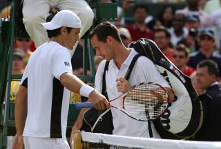 UTEN MOTSTAND: Tommy Haas (t.v.) ser motstander Michael Llodra forsvinne ut av kampen etter bare 20 minutter.Foto: SCANPIX/EPA/HUGO PHILPOTT