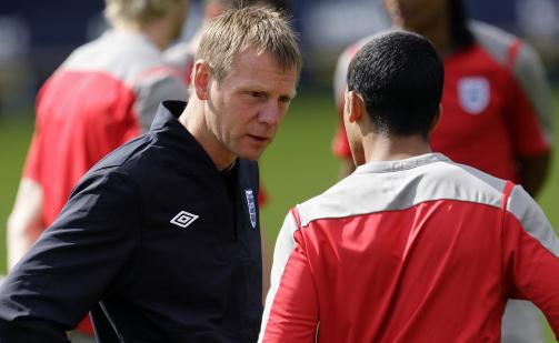 PRATET UT: Theo Walcott ba om en prat med U21-trener Stuart Pearce. Foto: REUTERS