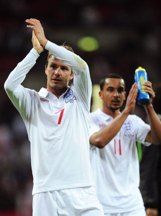 SPILLER FOR A-LAGET: Theo Walcott spiller med David Beckham p� A-landslaget, men i �yeblikket er han ikke god nok for U21-landslaget. Foto: REUTERS