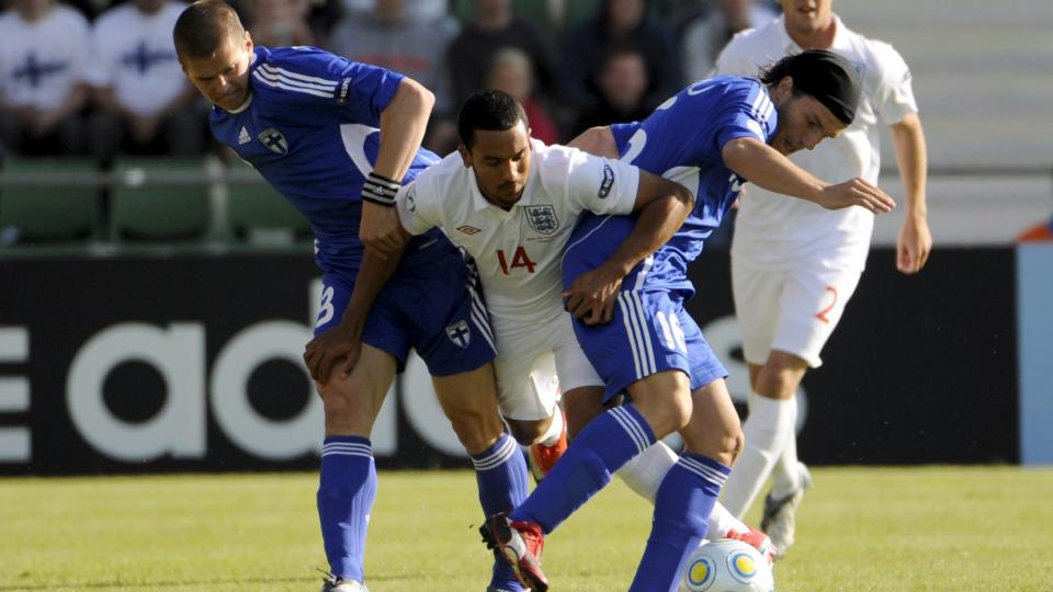 SVAK: Theo Walcott var s� d�rlig mot Finland i �pningskampen at han ble tatt av til pause, og siden har han startet kampene p� benken. Foto: EPA