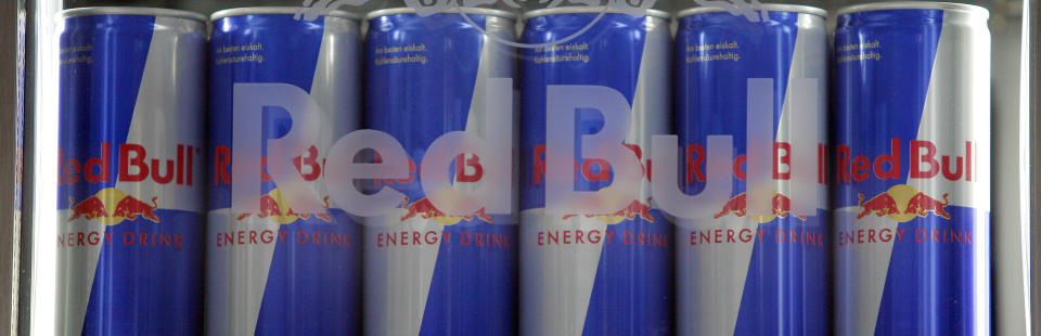 VIL HINDRE BARN I � KJ�PE ENERGIDRIKK: Flere butikker og kiosker opplever at barn helt ned i ti�rsalderen kj�per energidrikken Red Bull, som nylig ble tillatt � selge i Norge. Foto: AFP PHOTO/SCANPIX