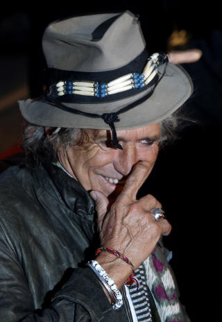BOKAS MASKOT: Keith Richards i Rolling Stones fester bare to  - tre netter p� rad n�, ikke ni. Han har aldri sagt nei til noe dop han er blitt tilbudt. Verst var det p� 70-tallet, da han var hardt ute p� heroin. Foto: REUTERS/Kieran Doherty