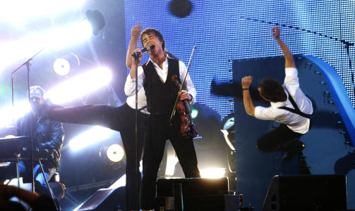 OPPTRER P� R�DHUSPLASSEN: 
Grand Prix-vinner Alexander Rybak. Han synger ogs� p� Nobelkonserten fredag kveld. Foto: SCANPIX .