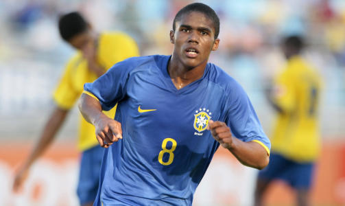 FORTSATT AKTUELL: Douglas Costa skal if�lge britiske medier fortsatt v�re aktuell for Manchester United, selv om sir Alex Ferguson har sagt at klubben er ferdig med sommerkj�pene for i �r.Foto: SCANPIX/REUTERS/Henry Romero