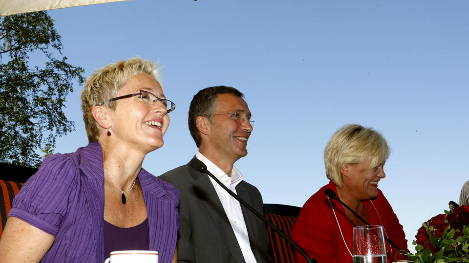 FORN�YDE MED SEG SELV:  Jens Stoltenberg, finansminister Kristin Halvorsen og samferdselsminister Liv Signe Navarsete (t.v.) presenterte  status etter fire �rs samarbeid. I god tradisjon fant ogs� denne presentasjonen sted p� Soria Moria.                                                    Foto: Knut Falch / SCANPIX
